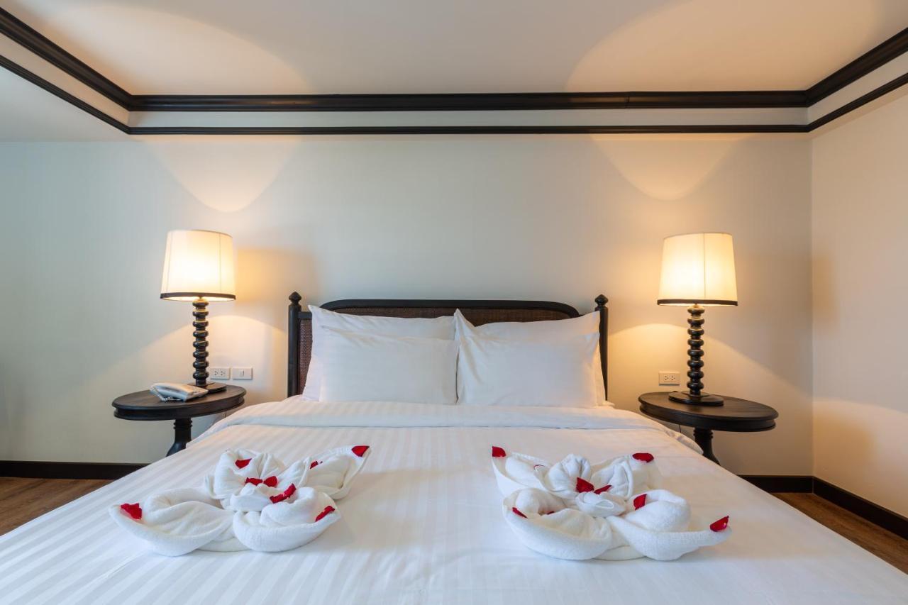 Mora Boutique Hotel - Sha Extra Plus Čiang Rai Exteriér fotografie A bed with a swan towel