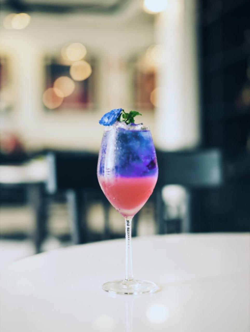 Mora Boutique Hotel - Sha Extra Plus Čiang Rai Exteriér fotografie A blue butterfly pea flower cocktail
