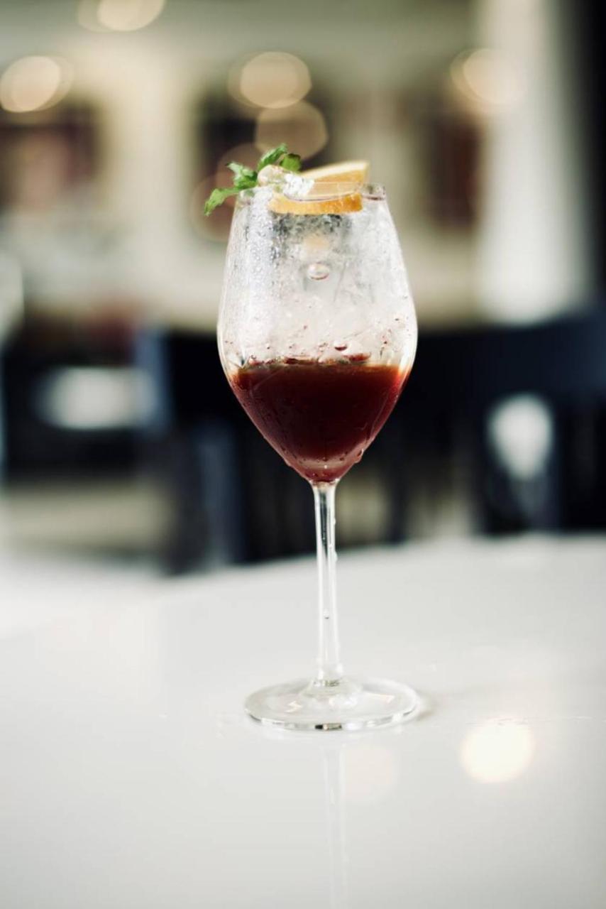 Mora Boutique Hotel - Sha Extra Plus Čiang Rai Exteriér fotografie A glass of Lambrusco