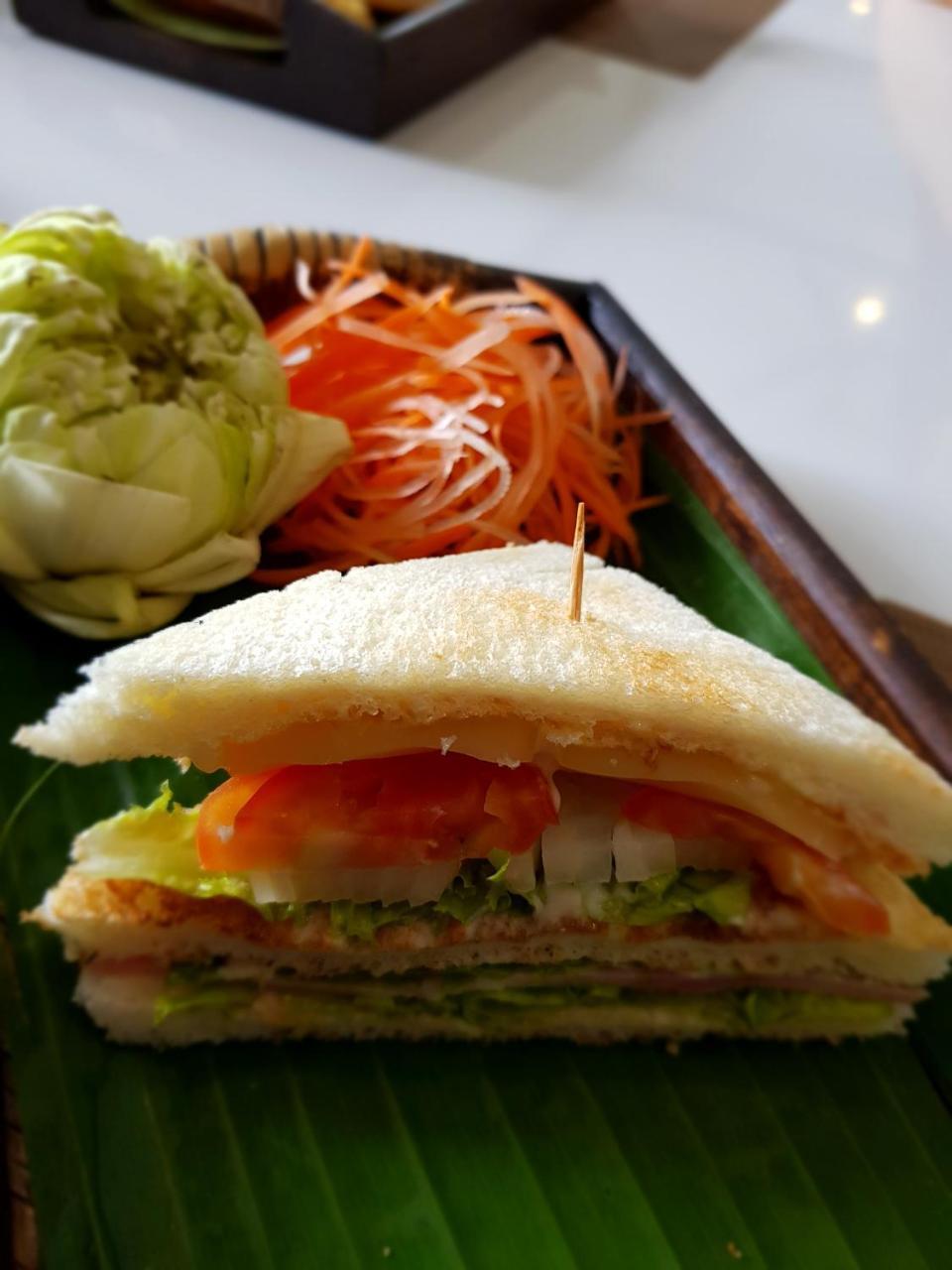 Mora Boutique Hotel - Sha Extra Plus Čiang Rai Exteriér fotografie A roti with kai yang