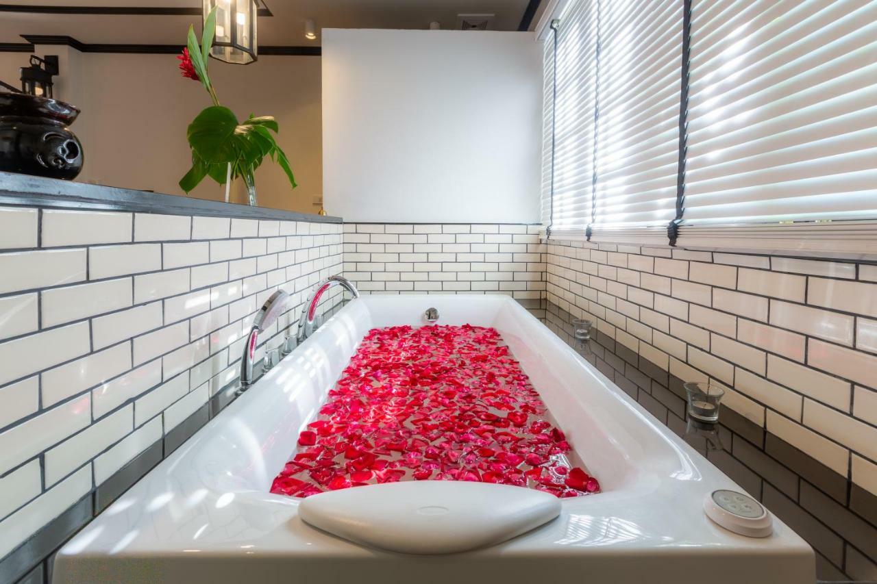 Mora Boutique Hotel - Sha Extra Plus Čiang Rai Exteriér fotografie A bathtub filled with rose petals